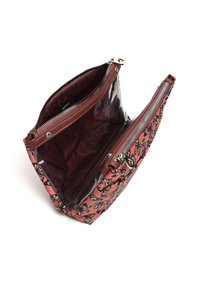 Rosa mönstrad väska med ett transparenta ficka med dragkedja, som visar en blommig design, slät textur och silverdetaljer.