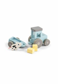 Drevený hračkársky traktor v svetlomodrej a šedej farbe, obsahuje figúrku kravy a dva žlté kusy syra. Hladký povrch, okrúhle kolesá a hrany.