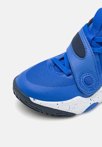 Nike Performance TEAM HUSTLE D 11 - Zapatillas de baloncesto - hyper royal/white/obsidian