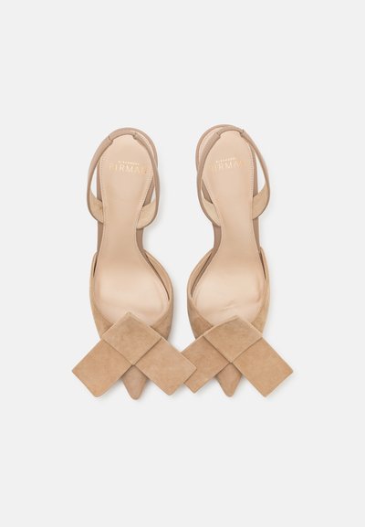 Beige ruskind open-toe højhælede sko med lav ryg og dobbelte stropper. Knude detaljer foran med spids tåform.