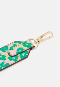 Klíčenka s barevným květinovým vzorem v zelené a růžové barvě na strukturovaném materiálu, se zlatým kovovým klipem a bordó okrajem.