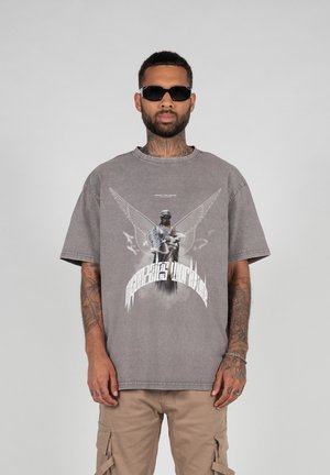 HIGHER THAN HEAVEN  - Camiseta estampada - asphalt