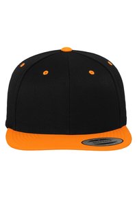 Fekete snapback sapka narancssárga napellenzővel és gombbal, ugyanazzal a narancssárga szellőzőlyukakkal. Texturált anyag, lapos karimával.