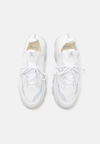 Weiße Sneaker aus Mesh und Leder, mit runder Zehenform, Schnürdesign, versehen mit grauen Akzenten und dezentem Branding auf der Zunge und der Ferse.