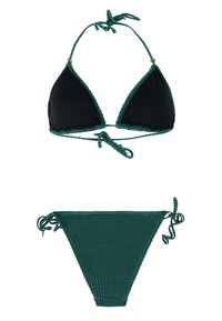 Conjunto de bikini que incluye un top triangular negro con tirantes verdes trenzados y una parte inferior con tela verde texturizada y lazos laterales.