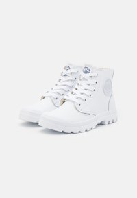 Sneaker alte bianche in pelle liscia, con un'emblema rotonda, lacci bianchi e una suola in gomma testurizzata con un motivo di battistrada robusto.