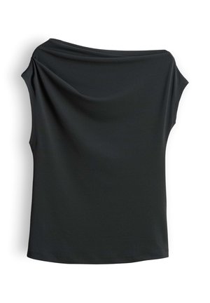 Top nero senza maniche con ampio scollo a barca drappeggiato e tessuto liscio e aderente mostrato su sfondo bianco.