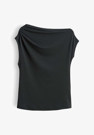 Top nero senza maniche con ampio scollo a barca drappeggiato e tessuto liscio e aderente mostrato su sfondo bianco.