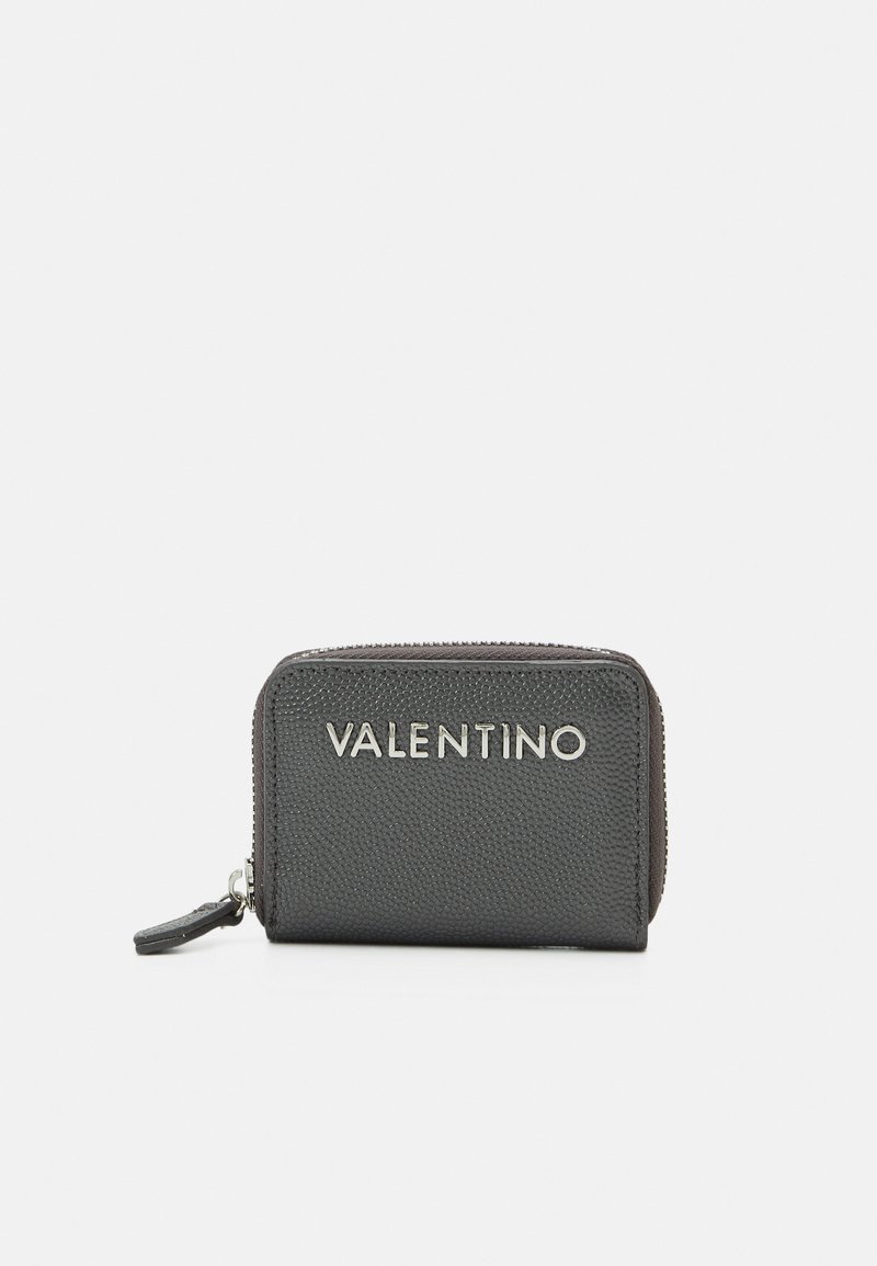 Carteira de couro texturizado cinza com o logotipo prateado "Valentino". Apresenta um fecho com zip e uma pequena aba de couro, forma retangular compacta.