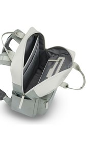 Zaino grigio chiaro con un design bicolore, che offre un ampio interno, scomparti imbottiti e sottili dettagli in metallo. Include anche delle tracolle texturizzate.