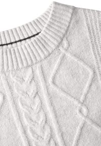 Maglione lavorato a maglia grigio chiaro con collo rotondo a coste, caratterizzato da motivi a treccia e dettagli testurizzati su tutta la stoffa.