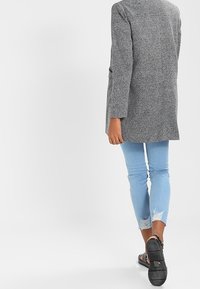 Vero Moda Kort kappa / rock - mottled light grey
