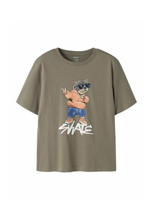 T-shirt vert olive avec un chien de dessin animé portant un sweat à capuche pêche, un pantalon bleu et des lunettes de soleil, avec le texte ""SKATE"" en dessous.