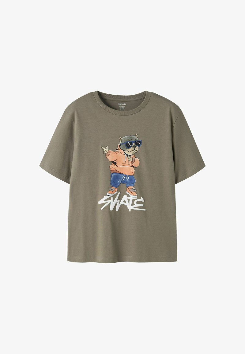 T-shirt vert olive avec un chien de dessin animé portant un sweat à capuche pêche, un pantalon bleu et des lunettes de soleil, avec le texte ""SKATE"" en dessous.