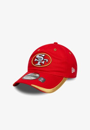 Rote Baseballkappe mit goldenen Akzenten, versehen mit einem weißen und goldenen gestickten "SF"-Logo auf einem runden Patch, verstellbarer Riemen hinten.