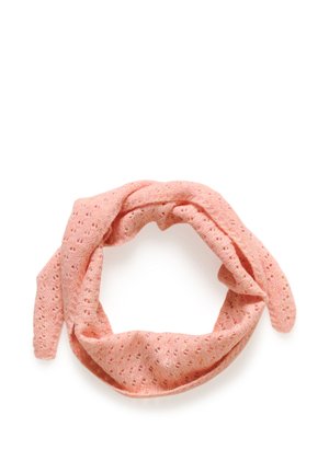 Écharpe tricotée rose clair avec de petits trous ajourés, enroulée lâchement sur un fond blanc.