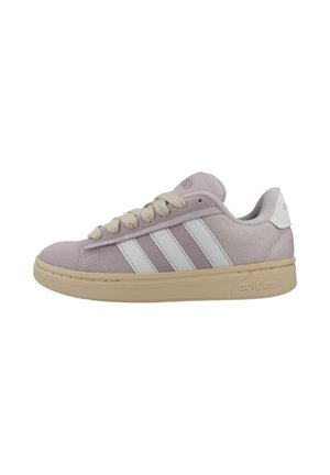 Hellvioletter Adidas-Turnschuh mit weißen Streifen, beiger Sohle und cremefarbenen Schnürsenkeln, von der Außenseite vor weißem Hintergrund gezeigt.