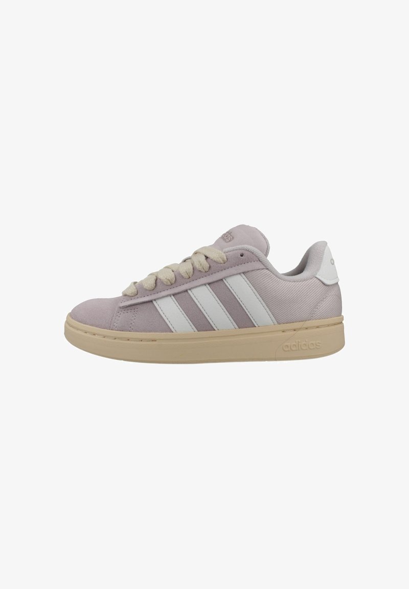 Baskets Adidas violet clair avec des rayures blanches, une semelle beige et des lacets crème, vues de profil extérieur sur fond blanc.
