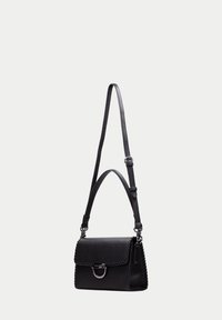 Svart läderhandväska med en texturerad yta, strukturerad form, lockstängning, silverfärgad hårdvara och en avtagbar axelrem.