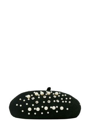 Béret noir en feutre de forme ronde, orné de grappes de perles blanches et de gems scintillants, avec une petite boucle supérieure pour le style.