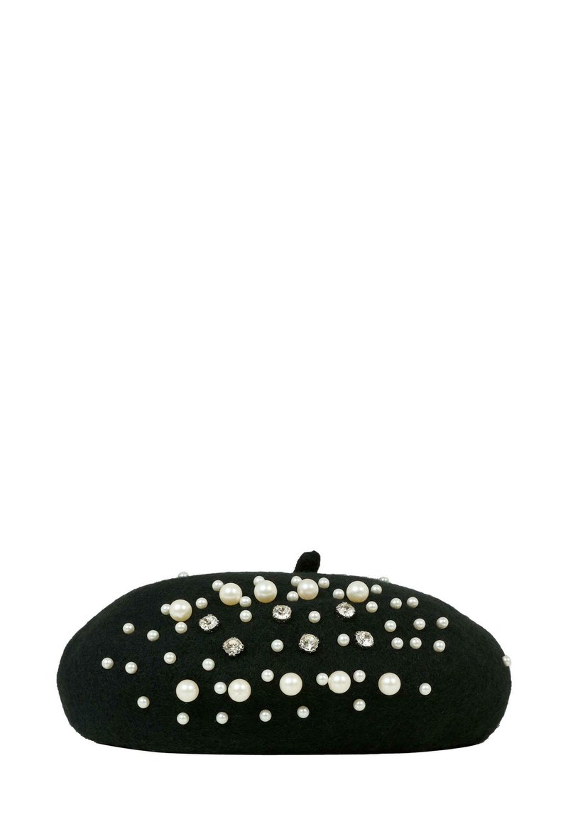 Béret noir en feutre de forme ronde, orné de grappes de perles blanches et de gems scintillants, avec une petite boucle supérieure pour le style.