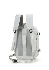 Sac à dos gris avec des bretelles rembourrées en mesh et poches latérales. Dispose de bretelles ajustables et de fermetures éclair. Fabriqué en tissu durable avec un design épuré.