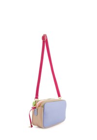 Kompakte rechteckige Tasche aus beigem und hellblauem Leder, mit einem rosa Riemen und goldenen Akzenten sowie einem grünen Reißverschluss.