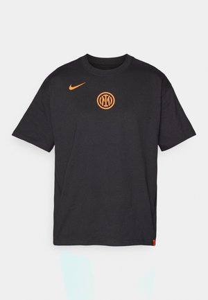 Schwarzes Baumwoll-T-Shirt mit einem klassischen Rundhalsausschnitt, das ein orangefarbenes Nike-Logo auf der linken Schulter und ein orangefarbenes rundes Emblem in der Mitte trägt.
