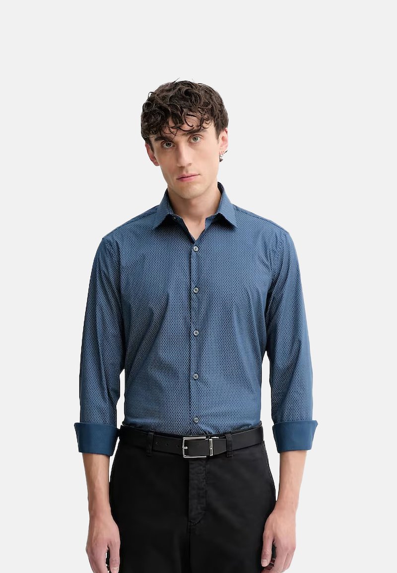 Camicia con bottoni in tessuto blu scuro con un piccolo motivo geometrico, maniche lunghe con polsini a contrasto e colletto standard.
