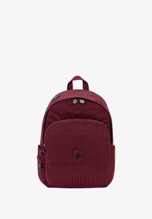 Bordeaux reppu, jossa on teksturoitu kuvio, kaksi vetoketjullista osastoa, etutasku ja yläkahva. Varustettu koristeellisella avaimenperällä.