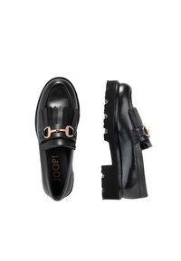 Mocasines de cuero negro con suelas gruesas, parte delantera con flecos y detalle de estribo en tono dorado, mostrados en vistas superior y lateral.