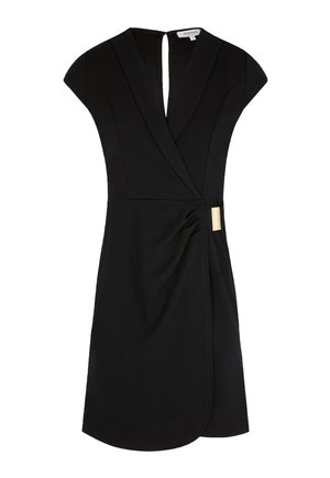 Robe noire à manches courtes en portefeuille avec un décolleté en V profond, un détail froncé sur le côté, et une petite boucle rectangulaire métallique à la taille.