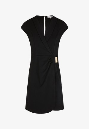 Robe noire à manches courtes en portefeuille avec un décolleté en V profond, un détail froncé sur le côté, et une petite boucle rectangulaire métallique à la taille.