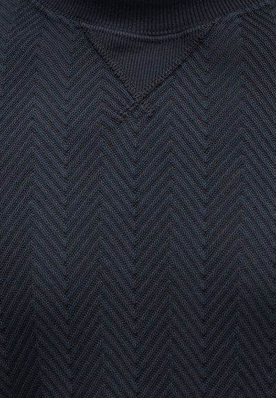 Σκούρο μπλε πουλόβερ με λαιμόκοψη σε σχήμα V, με υφή ψαροκόκαλου, ριμπ γιακά και ενισχυμένες ραφές κατά μήκος της λαιμόκοψης.