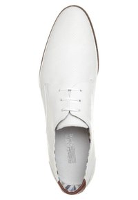 Chaussure en cuir blanc perforé avec un bout arrondi, un design minimaliste à lacets et des accents marron au talon. Intérieur avec une doublure à motif.