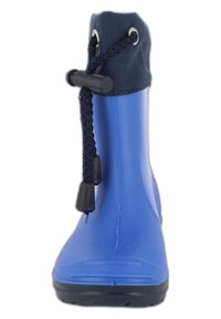 Botte de pluie en caoutchouc bleue avec un corps texturé, un bout arrondi et un haut en tissu marine. Dispose d'un cordon de serrage et d'un fermoir en plastique.