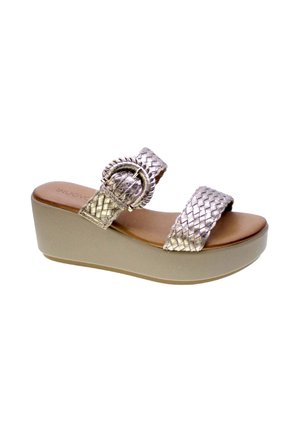 Sandalo con zeppa con suola platform beige e due cinturini intrecciati metallici, uno con chiusura con fibbia rotonda.