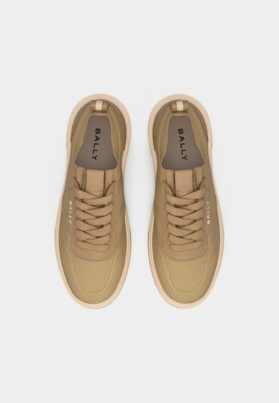 Paire de baskets en maille beige et cuir avec lacets, portant la marque "BALLY" sur les côtés et les semelles intérieures, vue de dessus sur fond blanc.