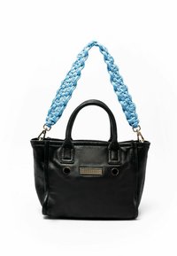 Zwarte leren handtas met een blauwe geweven schouderriem, voorzien van twee korte handvatten, gouden hardwareaccenten en een textuurpaneel aan de voorkant.