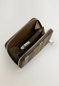 Portafoglio marrone con chiusura a zip, caratterizzato da un motivo a quadri, numerose fessure per carte e una tasca per le monete con una cerniera argentata. Esterno testurizzato.
