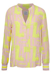 Blusa de manga larga en amarillo brillante y rosa pálido con estampados de letras en negrita. Presenta un cuello de mandarín y puños a rayas. Tejido suave.