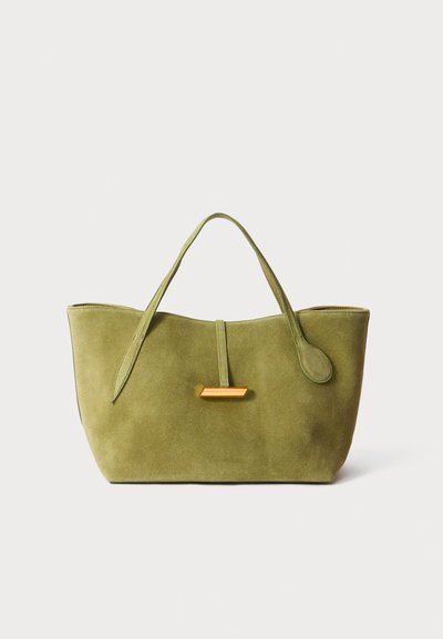 Borsa verde in suede con una forma strutturata, manici allungati e un accento dorato. Texture liscia, design minimalista, priva di hardware visibile.