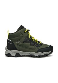 Bottes de randonnée montantes vertes et noires avec des panneaux texturés et des lacets jaune fluo, dotées d'une semelle extérieure en caoutchouc gris et d'un accent de marque.