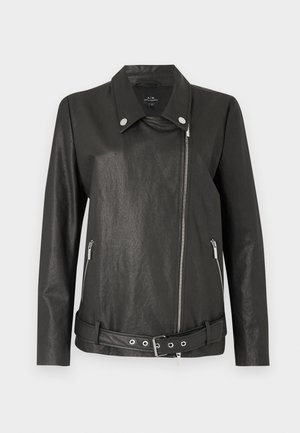 Chaqueta de cuero sintético negra con cremallera en la parte delantera, cierre de botones a presión, bolsillos laterales y un cinturón con ojales. Textura suave y diseño ajustado.