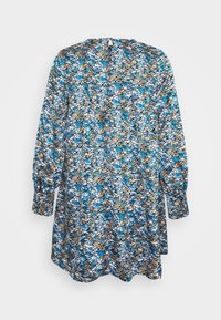 Šaty s dlouhým rukávem, které mají vícerozměrný vzor v modrých, hnědých a černých tónech. Materiál má jemnou texturu a volný střih. Zapínání na klíčovou dírku na zadní straně.