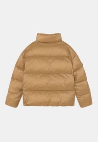 Brun polstret jakke med høj krave, der har en skinnende, glat tekstur og vandrette quiltede sektioner. Korte, afslappede ærmer.