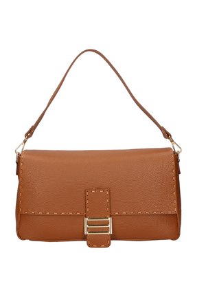 Borsa a mano in pelle marrone con tracolla rimovibile e patta frontale chiusa da una linguetta cucita e fibbia rettangolare color oro.