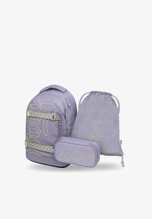 Lila Rucksack, Turnbeutel und Federmäppchen Set mit hellgelben abstrakten Linienmustern und „baagl“ Branding.