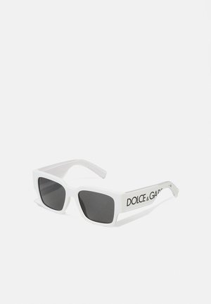 Baltos stačiakampės akinių rėmeliai su pilkais objektyvais. Storas, drąsus rėmas su "DOLCE & GABBANA" logotipu šventykloje. Lygus paviršius, be papuošimų.