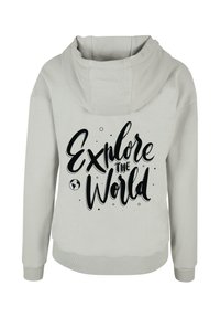 Šviesiai pilkas dzemperis su priekiniu piešiniu, kuriame rašoma „Tyrinėkite pasaulį“ ryškiai juodais šriftais, papuoštas smulkiomis dekoratyvinėmis detalėmis.